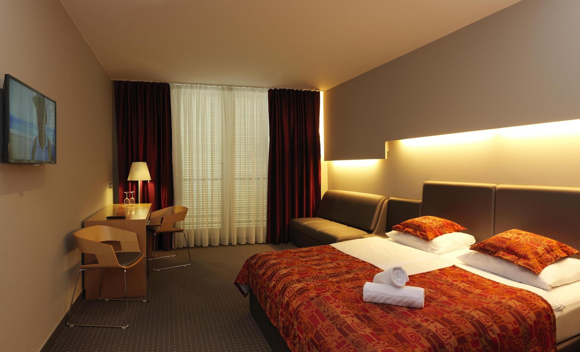 Hotel Thermana Park Lasko**** Superior Екстериор снимка