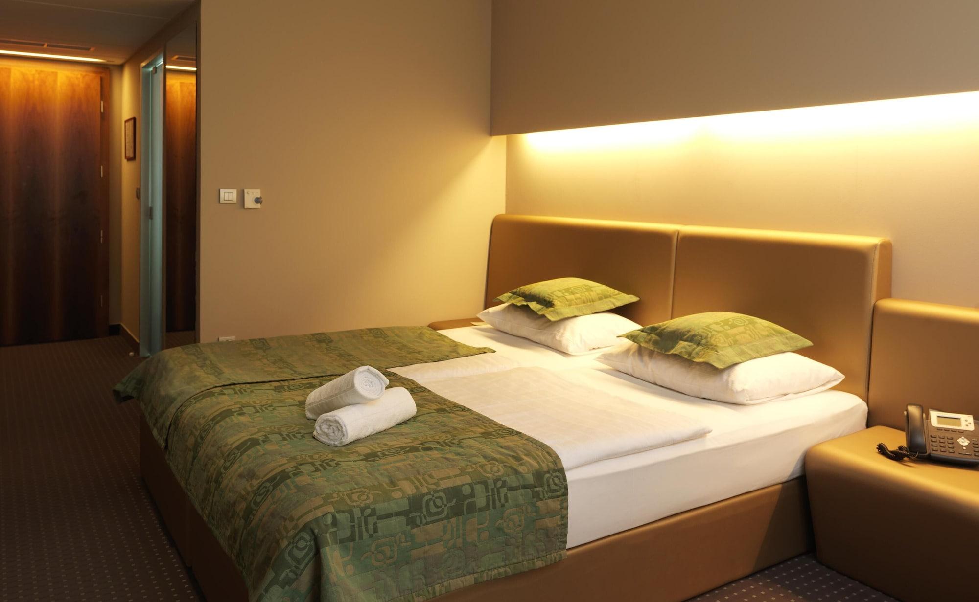 Hotel Thermana Park Lasko**** Superior Екстериор снимка